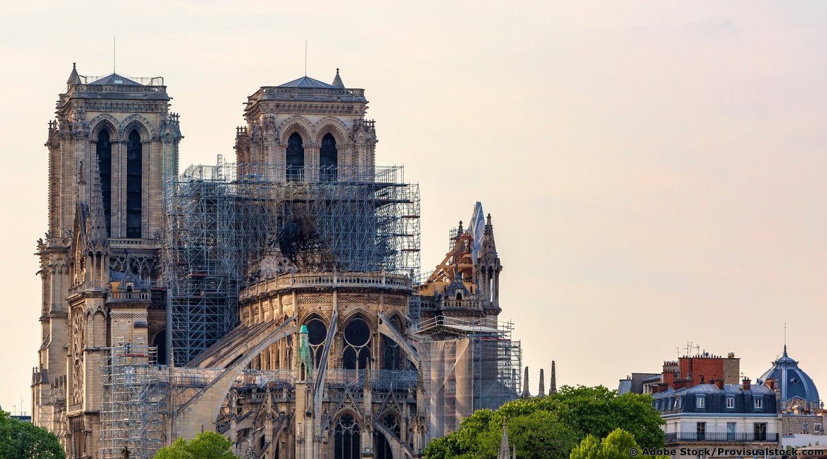 Notre-Dame-Kathedrale in Paris, die nach dem Brand mit einem Gerüst für Restaurierungsarbeiten bedeckt ist.